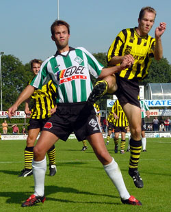 Wiljan Kattenberg in gevecht met een speler van DOSK (Foto Helmich Lubberts)